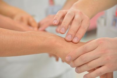 Mains pratiquant la kinésiologie